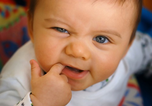 9 būdai, kaip padėti vaikučiui nuo dantų dygymo skausmo
