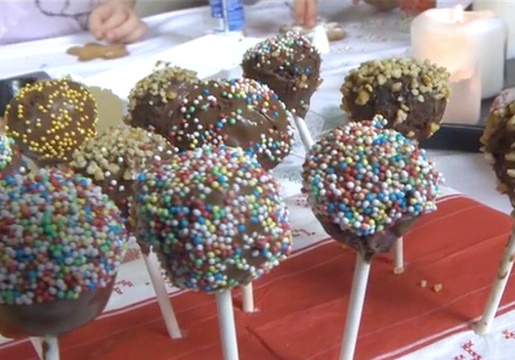 Šventinių desertų ant pagaliuko "Cake pops" receptas