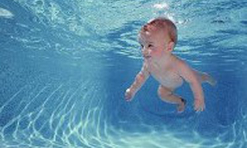 Kodėl nuo kūdikystės naudinga plaukioti: 3 priežastys