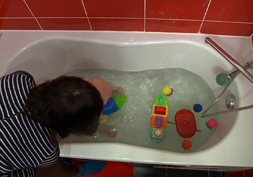 VIDEO: Ko imtis, kad mažylio maudynės būtų smagios