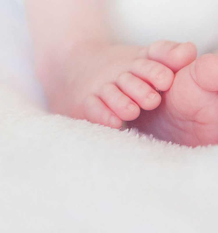 Kaip nustatyti tinkamą temperatūrą mažylio maudynėms?