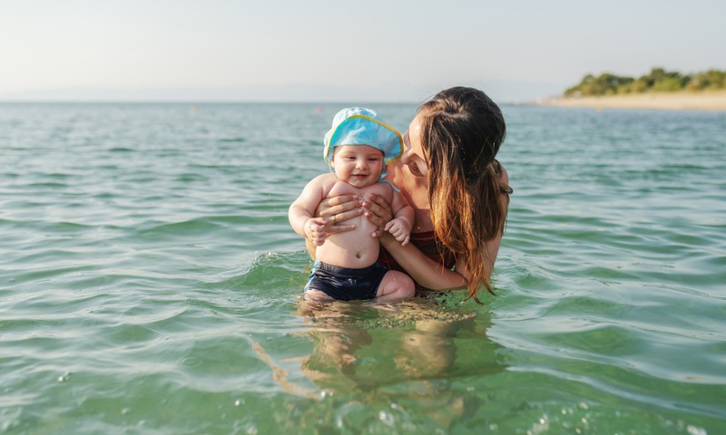 Pirmos atostogos užsienyje su kūdikiu: kaip pasiruošti?