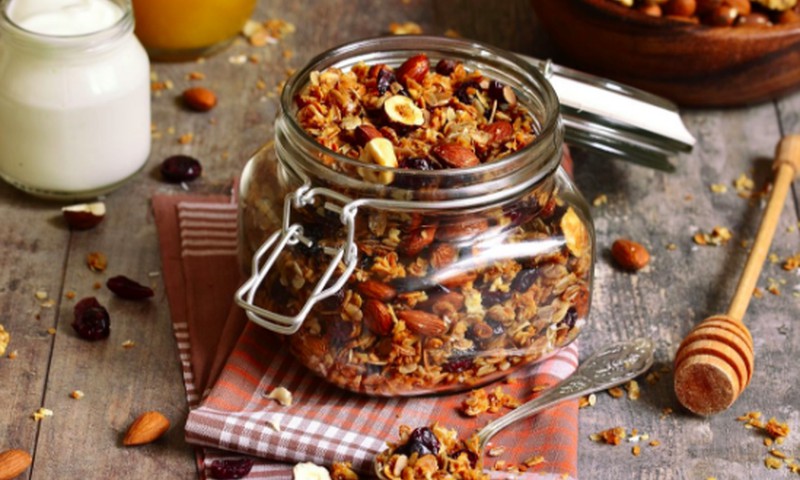 Alternatyva pusryčių dribsniams – naminė granola
