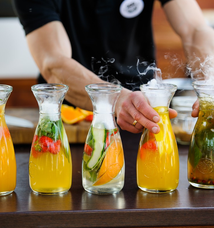 Karštą vasaros dieną atgaivins namuose gaminti limonadai