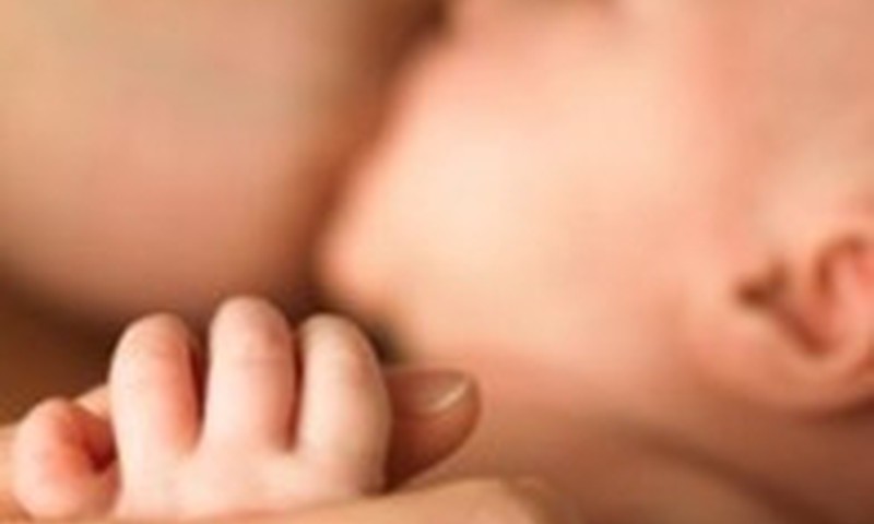 Maitinant kūdikį nuolat pila prakaitas