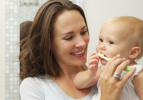 Pirmųjų dantukų priežiūra: kada ir kaip valyti?