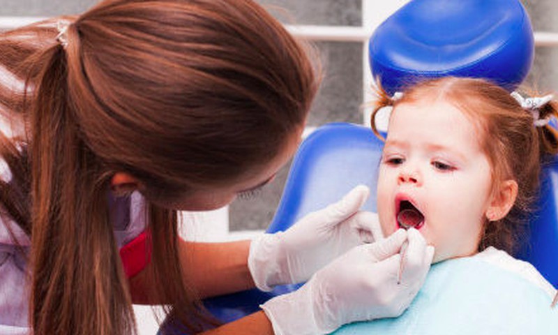 Ką daryti, jei vaikas atsisako parodyti dantukus odontologui? 