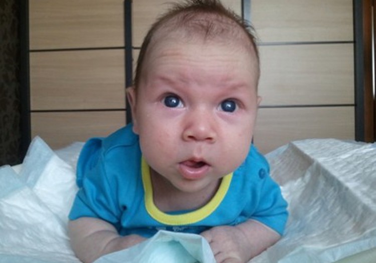 Jonukas puikiai fokusuoja žvilgsnį į žaislus, spalvas, veidus