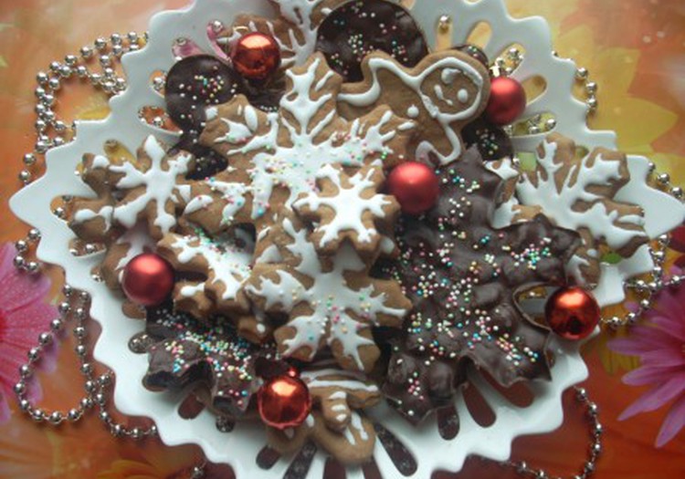 Kalėdų eglutė, meduoliniai kepiniai ir šokoladinės snaigės