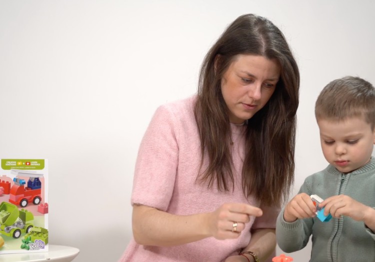 Žaiskite ir mokykitės su LEGO DUPLO žaidimu „Kūrybiškos transporto priemonės“