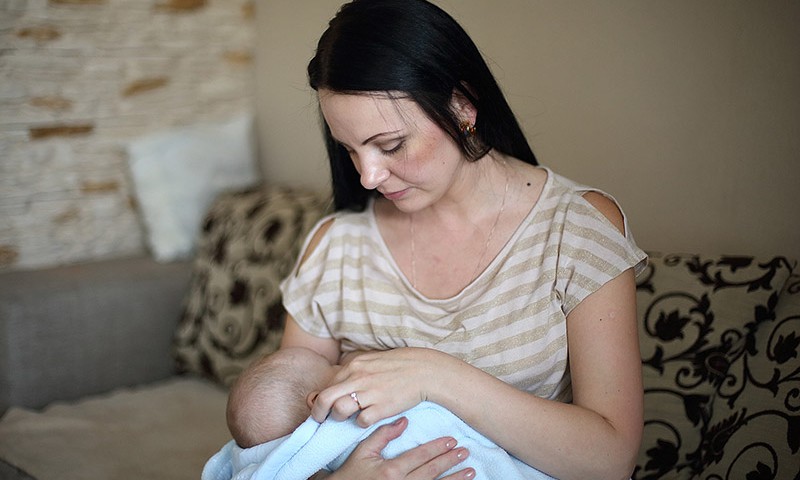 Ko vengti maitinančiai mamai, kai kūdikui pučia pilvuką?