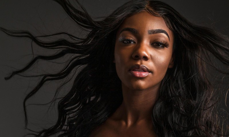 Plaukų kaukės blizgesiui ir stiprumui: rekomendacijos 2025 m.