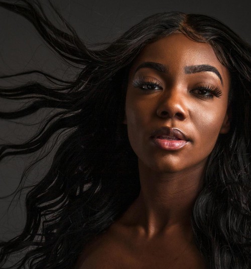 Plaukų kaukės blizgesiui ir stiprumui: rekomendacijos 2025 m.