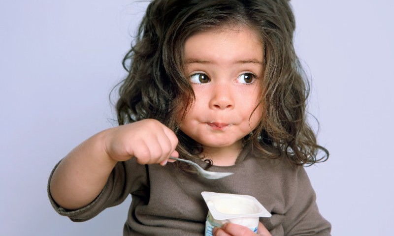 Vaikų mitybos ekspertas: nėra produktų, kurie vaikams pakeistų pieną