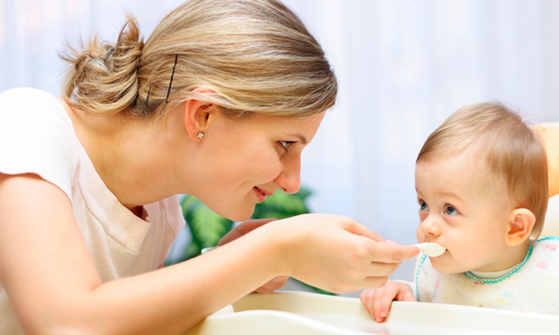 Kuo maitinti 9-10 mėnesių mažylį: gastroenterologės patarimai