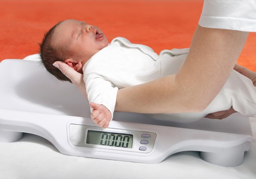 Kiek svorio kūdikis turi priaugti?