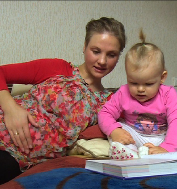TV Mamyčių klubas 2015 02 06: kaip pasiūti pirmuosius batukus, teisingai perrengti kūdikį ir pilvelio prisilietimai