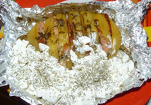 Bulvių "armonika" su šonine ir grūdėta varške