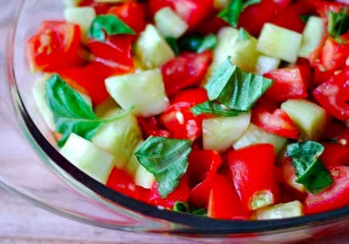 Šiltojo sezono šaukliai – agurkai ir pomidorai: jų nauda ir sezono receptai