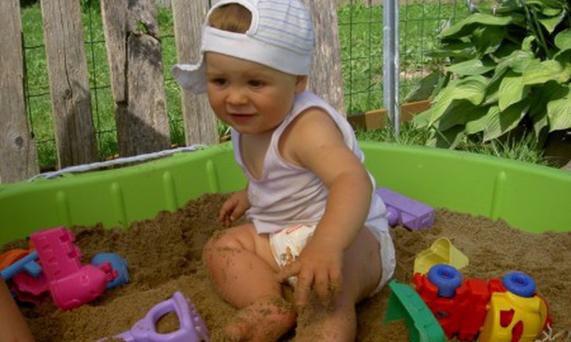 Kajui patinka kapstytis smėliuke