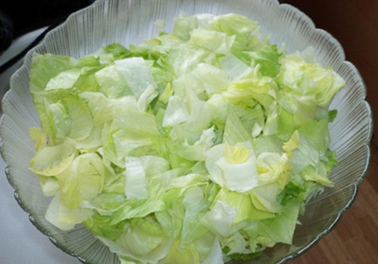 Šviežios salotos su braškėmis 
