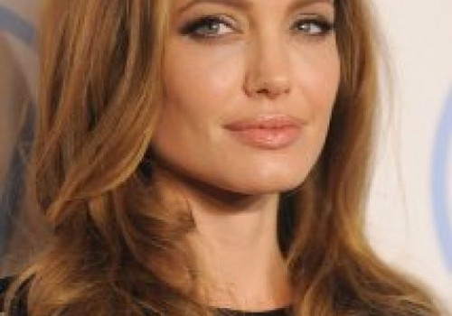 Angelina Jolie - tikras Moteriškumo įsikūnijimas