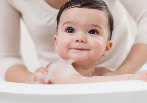 Pirmosios kūdikio maudynės: gydytojos patarimai