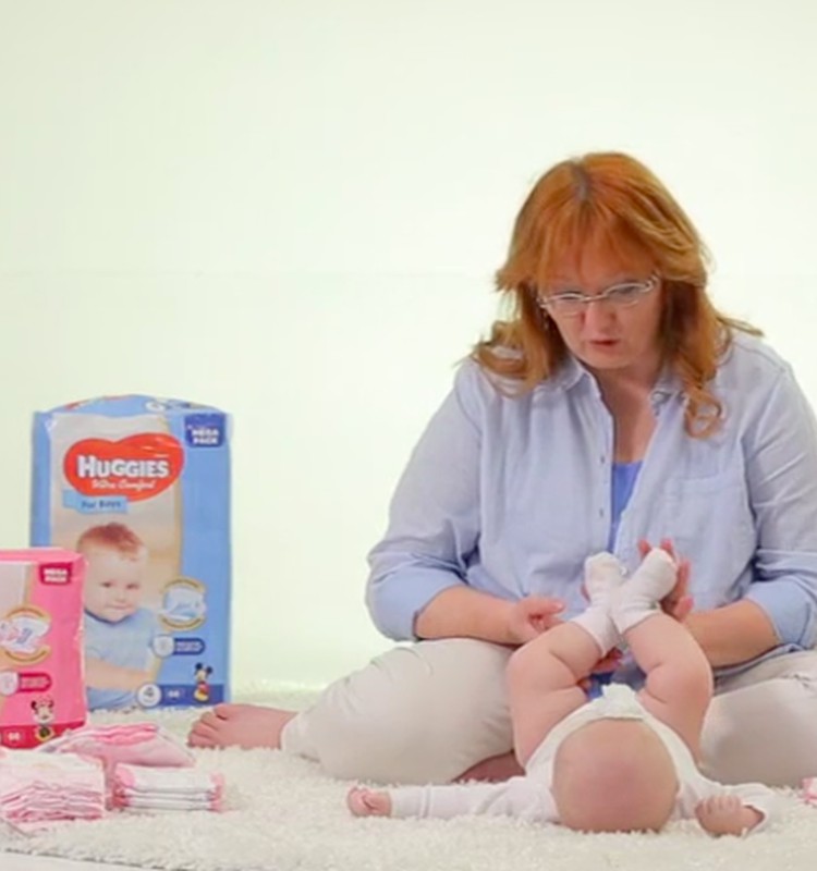 VIDEO "Kūdikis ant tavo rankų": mokomės tinkamai aprengti/nurengti marškinėlius