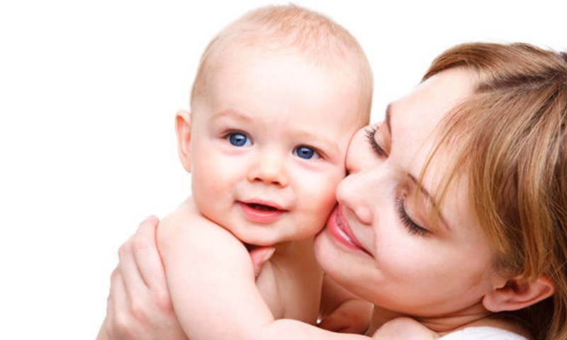 Gydytojos patarimai: kaip tinkamai prižiūrėti kūdikio odą ištisus metus