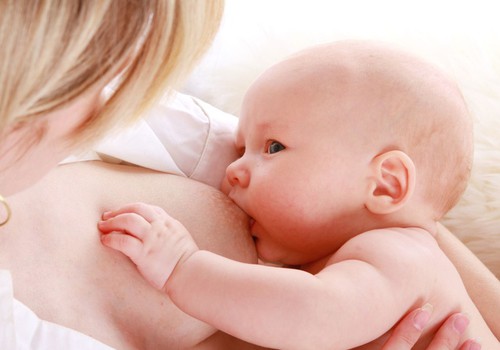 Vaikelio maitinimas krūtimi ir dailus biustas – du suderinami dalykai