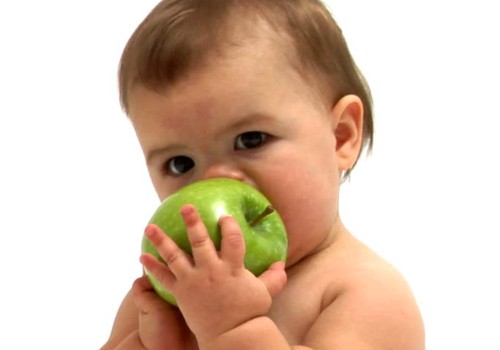 Kada mažyliui galima duoti obuolio ir kitų vaisių?