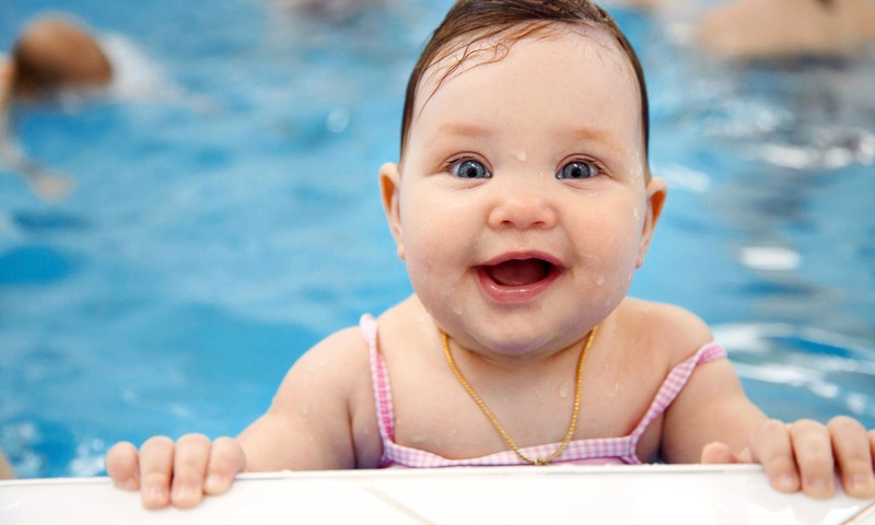 Kineziterapeutės konsultacija: ar verta lankyti baseiną su kūdikiu?