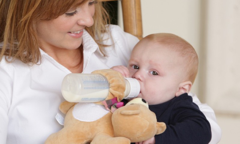 Ar duoti kūdikiui atsigerti vandens tarp maitinimų?