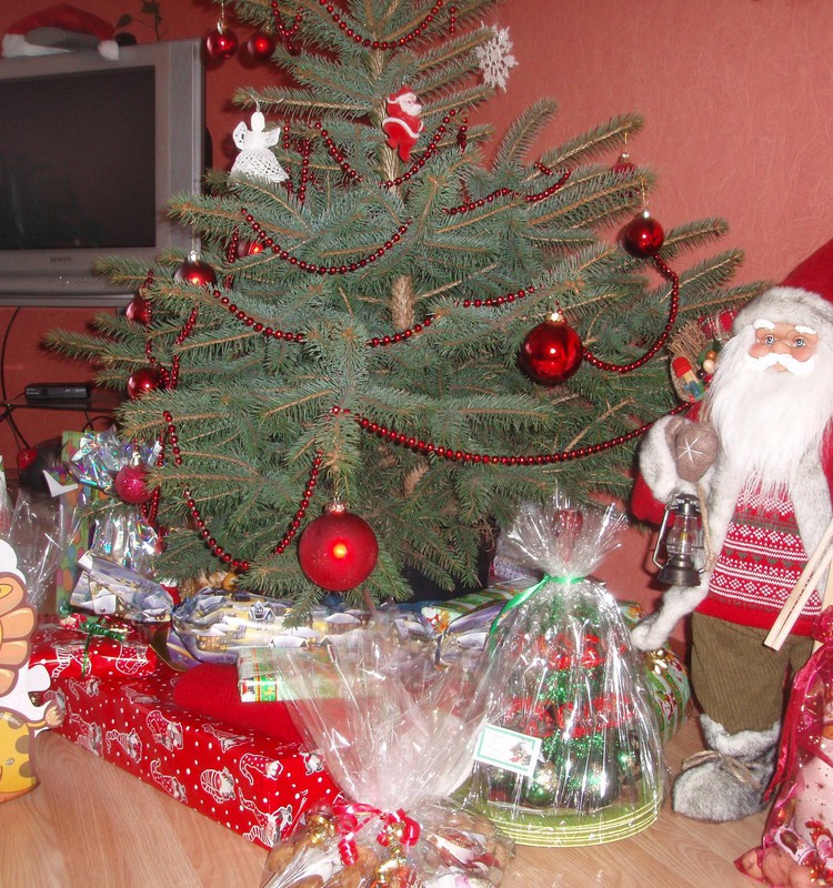 Pirmosios Kalėdos keturiese, tad žymiai smagiau ir lengviau puošti namučius:)