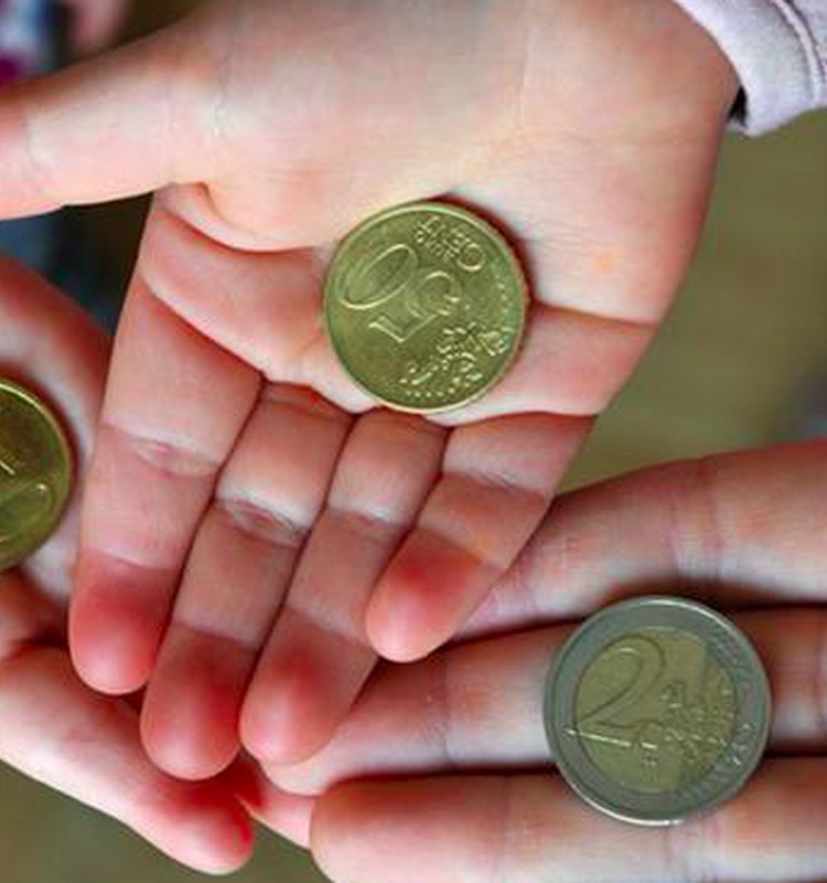 Kaip išmokyti vaiką elgtis su pinigais: viskas prasideda nuo pirmo euro