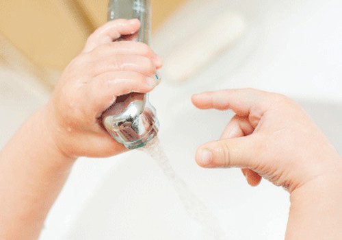 Kaip dažnai plauti ropinėjančio vaiko rankytes muilu?