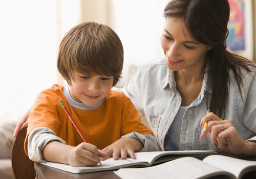 Psichologė įspėja: namų darbai skiriami ne tėvams 