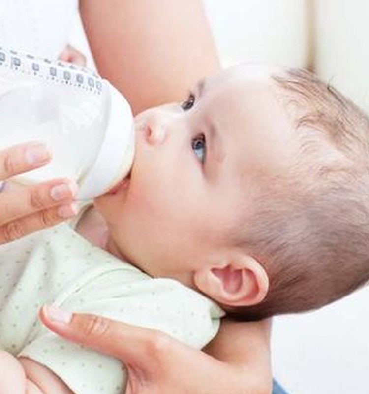Kaip teisingai saugoti ir vartoti nutrauktą mamos pieną?