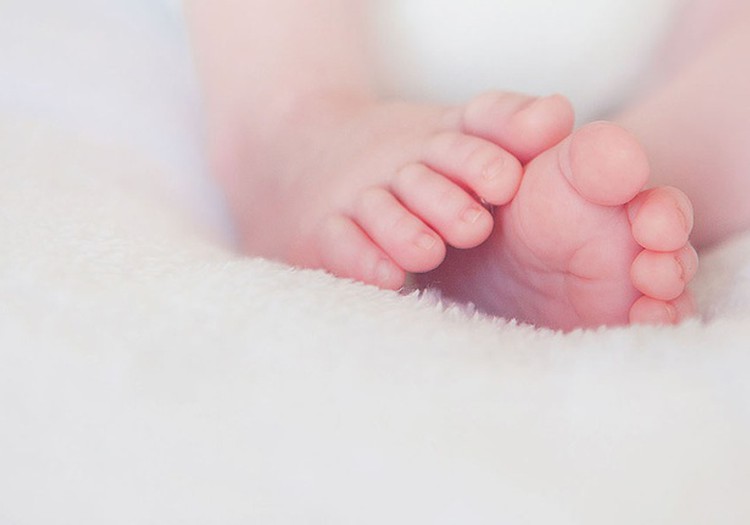 Kaip nustatyti tinkamą temperatūrą mažylio maudynėms?