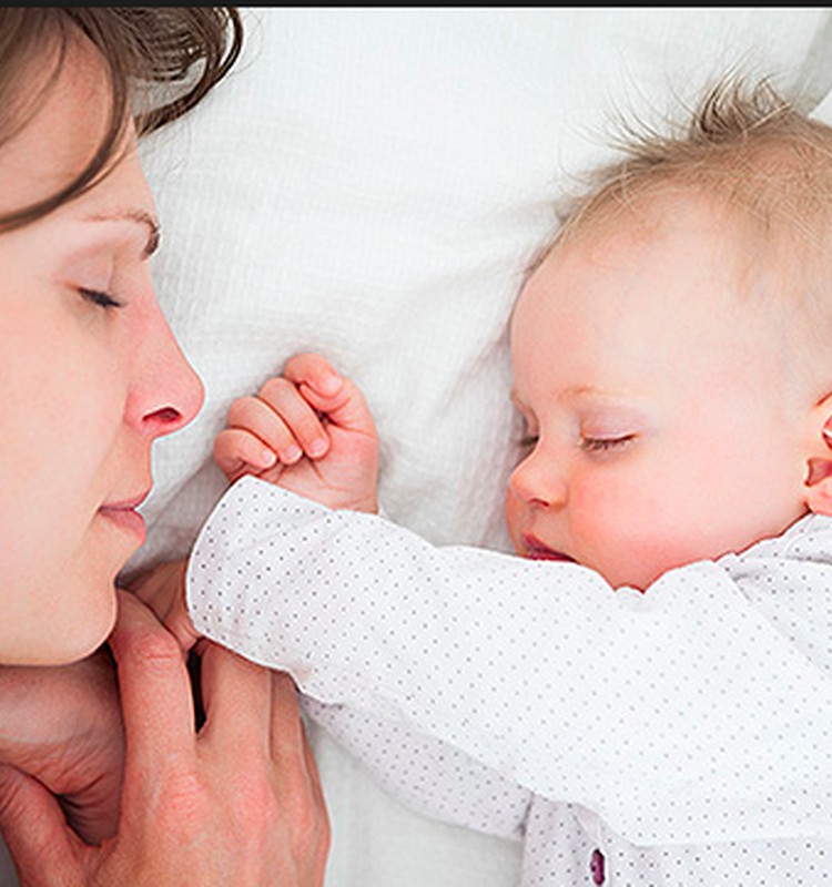 Diskusija: Kūdikui miegoti su mama ar savo lovytėje?