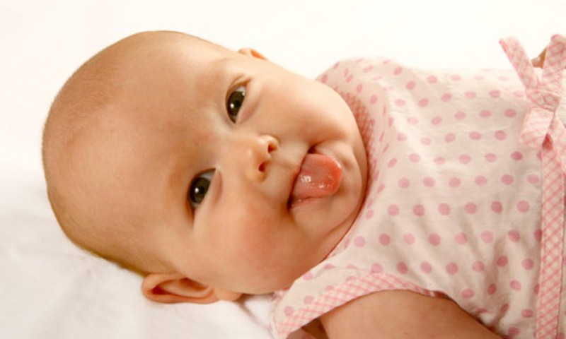 Ką rodo baltas kūdikio liežuvis?