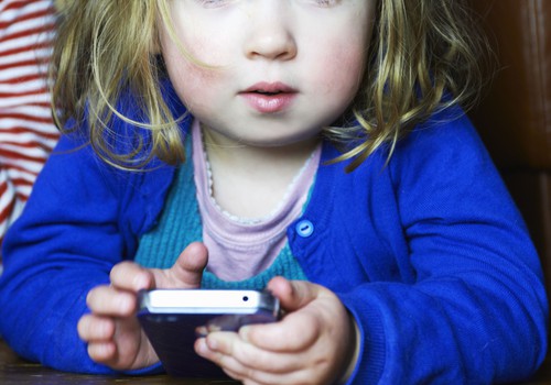 DIENOS KLAUSIMAS: ar leidžiate vaikui žaisti su telefonu?