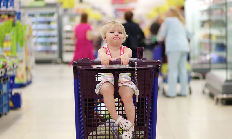 9 taisyklės, kaip parduotuvėje apsipirkinėti su vaiku