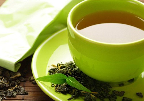 Ar besilaukiant galima gerti žalią arbatą?