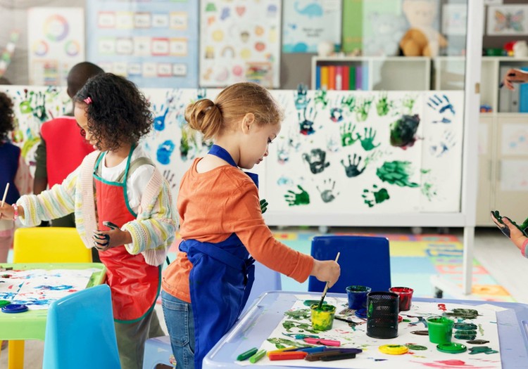 Vaiko raida tarp bendraamžių: 3 ženklai, kad verta sunerimti