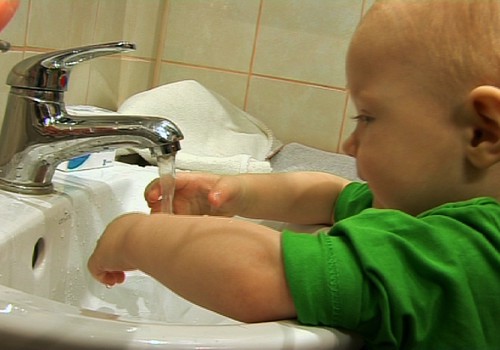 Ar dažnai plaunate savo ropliukams rankytes?