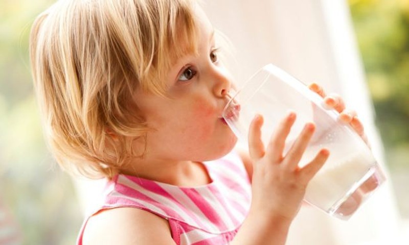 Ar karvės pienas tinkamas mažam vaikui?
