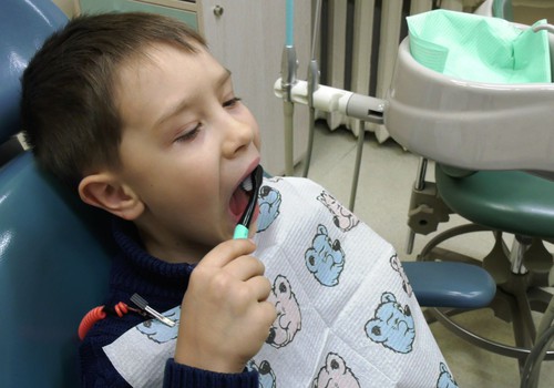 VIDEO: Kaip išmokyti vaiką dantukus valytis pačiam?