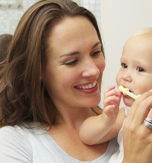 Kaip teisingai prižiūrėti pieninius dantukus?