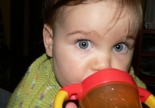 Kiek vaikas turi per dieną išgerti skysčių?